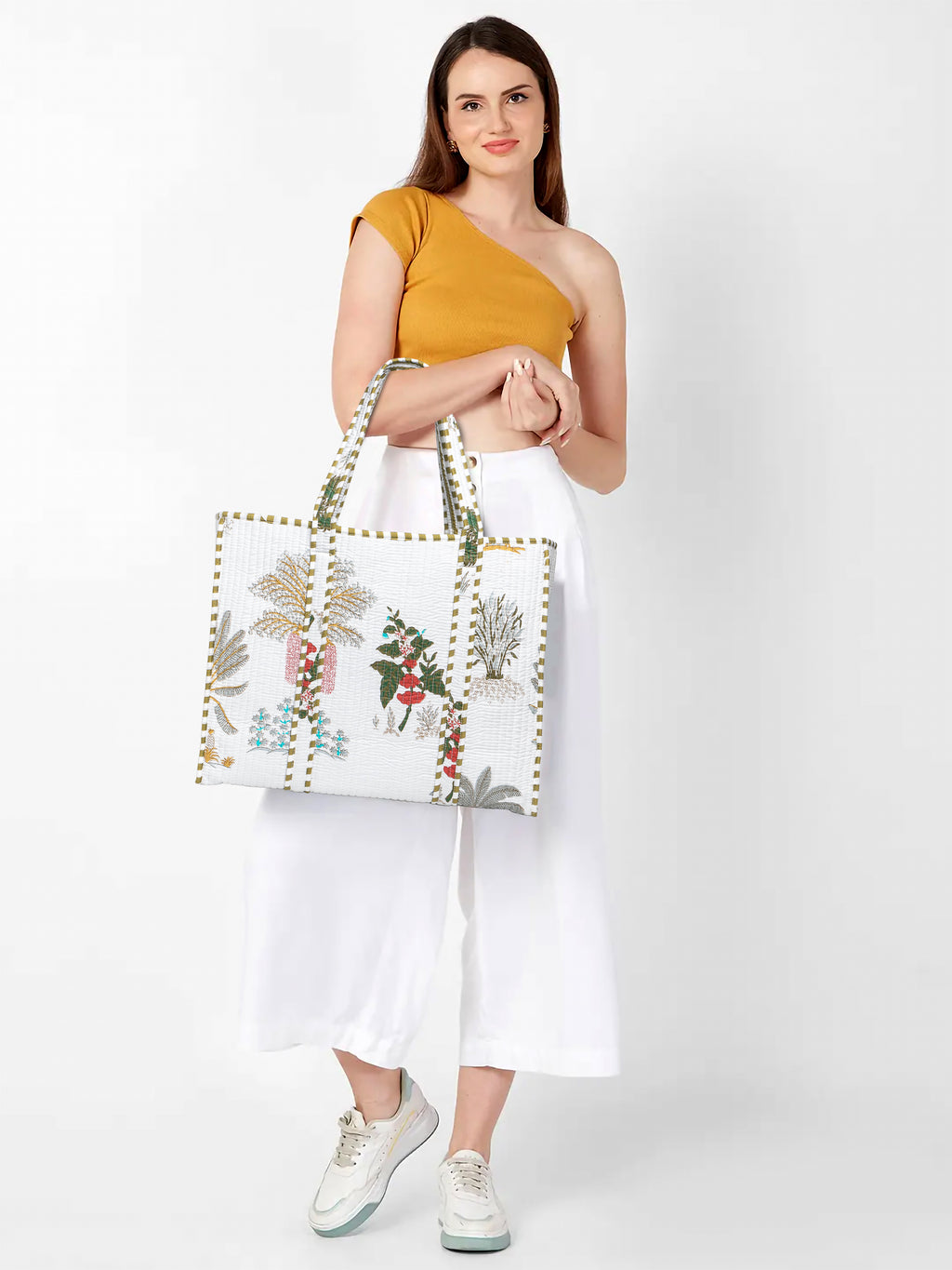 Quilted Cotton Tote Bag – Handmade Travel Shoulder Bag with Zipper & Pockets – Lightweight, Durable & Stylish for Daily Use (White Floral)