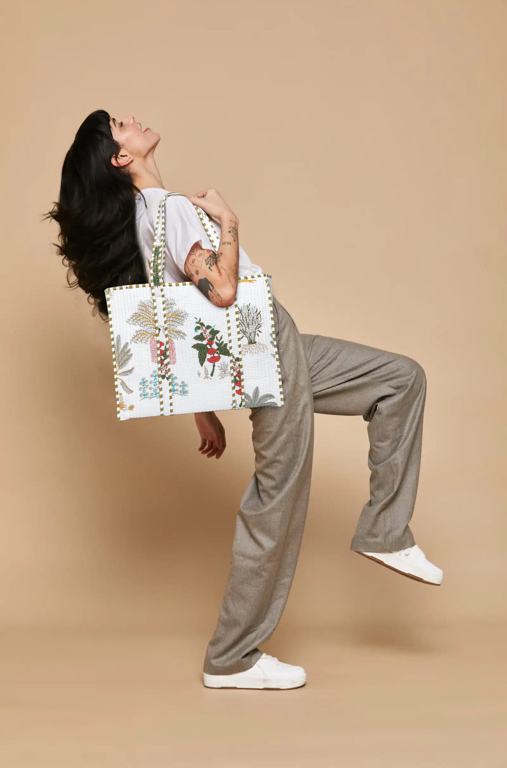 Quilted Cotton Tote Bag – Handmade Travel Shoulder Bag with Zipper & Pockets – Lightweight, Durable & Stylish for Daily Use (White Floral)
