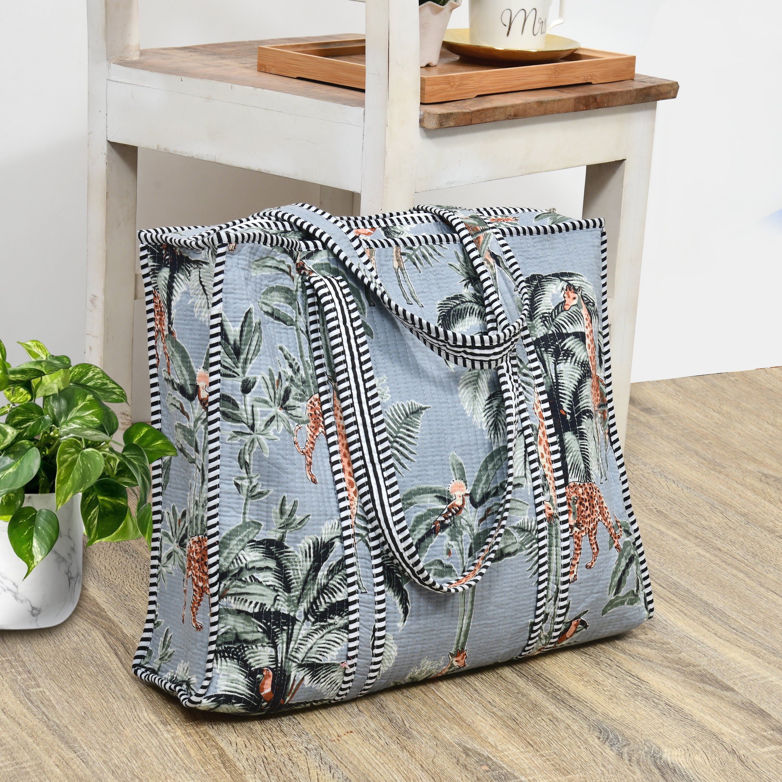 Quilted Cotton Tote Bag – Handmade Travel Shoulder Bag with Zipper & Pockets – Lightweight, Durable & Stylish for Daily Use (Grey Floral)