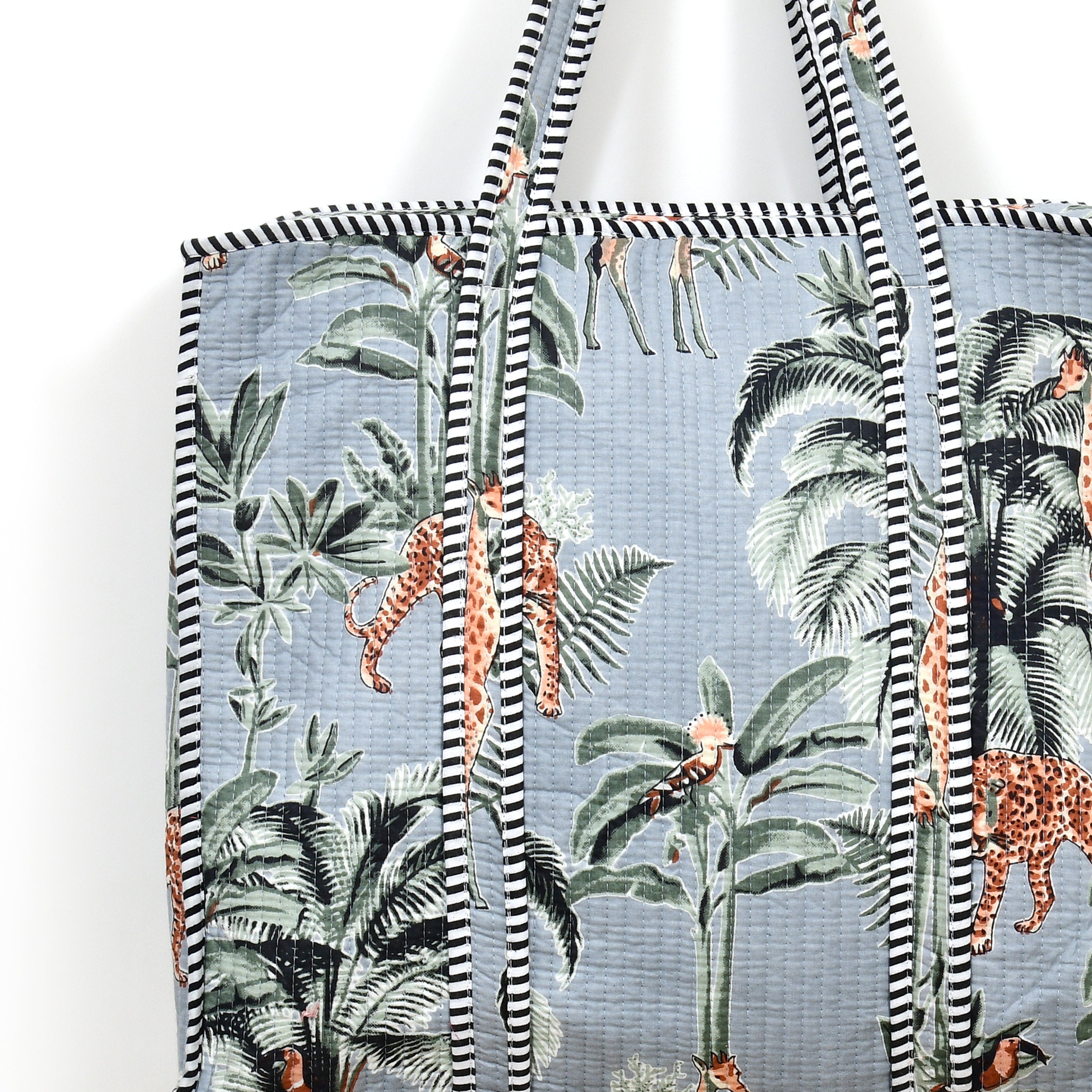 Quilted Cotton Tote Bag – Handmade Travel Shoulder Bag with Zipper & Pockets – Lightweight, Durable & Stylish for Daily Use (Grey Floral)