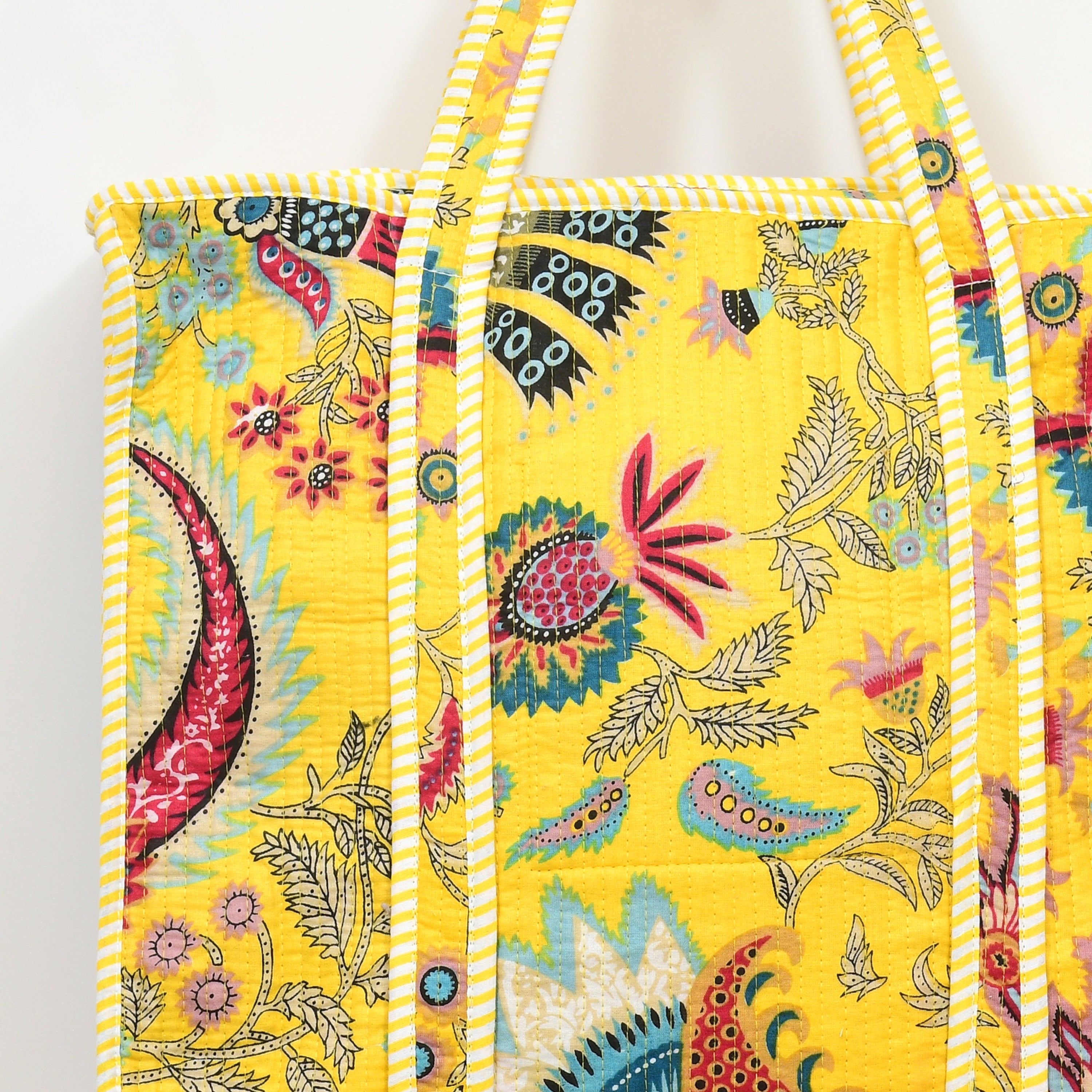 Quilted Cotton Tote Bag – Handmade Travel Shoulder Bag with Zipper & Pockets – Lightweight, Durable & Stylish for Daily Use (Yellow Floral)